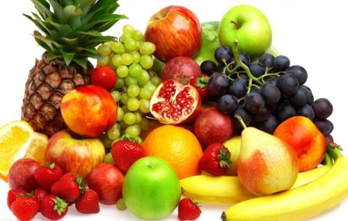 Balance de contrôle vérifiant des sachets de snacks aux fruits sur une chaîne de production
