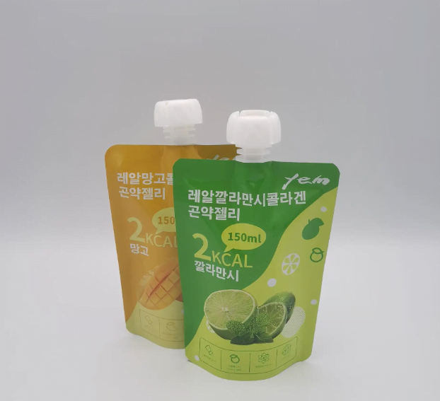 Sachet de jus de type « Doypack » rempli à l'aide d'une remplisseuse à piston pour liquides