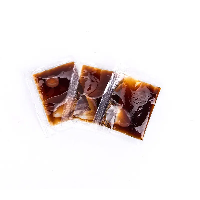 Sachet de sauce soja à trois soudures latérales, rempli à l'aide d'une remplisseuse à piston