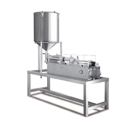 Vue détaillée de la trémie et de la tête de remplissage de la machine de remplissage de liquides à piston